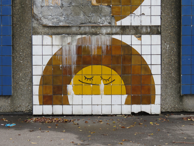 829598 Detail van het gehavende keramieken mozaïek op een wand bij de parkeerplaats van het voormalige UWV-kantoor ...